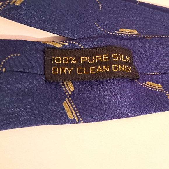 Giorgio Armani Mens Tie. 100% Silk. Blue with gold geometrical design. - Picture 3 of 11